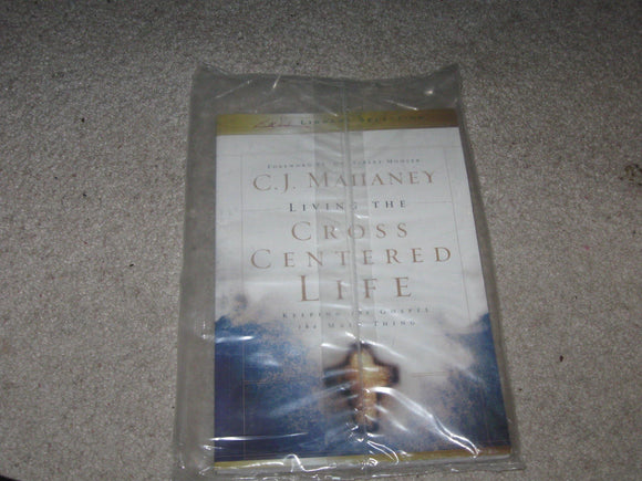 LIVING THE CROSS CENTERED LIFE KEEPING THE GOSPEL THE MAIN THING (BILLY GRAHAM LIBRARY SELECTION)